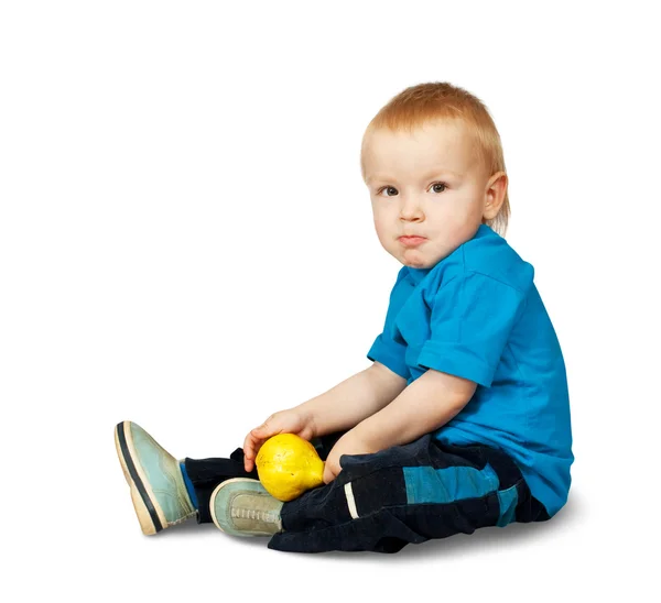 Chłopiec w niebieską koszulę z gruszką, — Zdjęcie stockowe