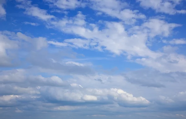 하얀 구름을 가진 하늘 — 스톡 사진