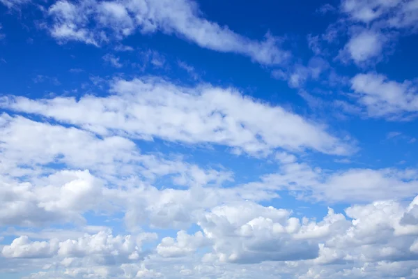 Himmel mit weißen Wolken — Stockfoto