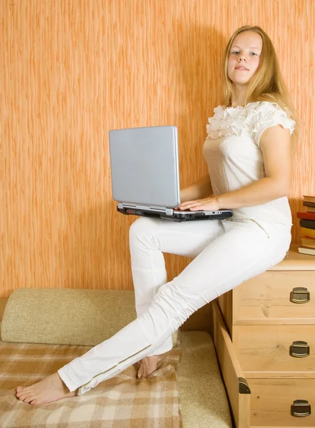 Flicka med bärbar dator — Stockfoto