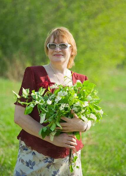 Mujer mayor en jardín de primavera — Foto de Stock