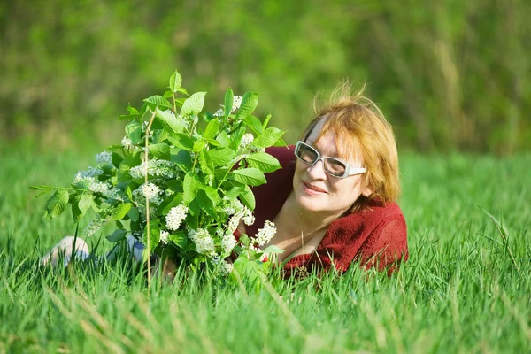 Mulher no prado da primavera — Fotografia de Stock