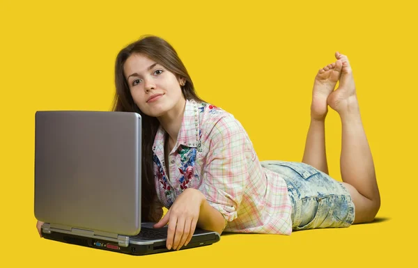 Mooi meisje met laptop — Stockfoto