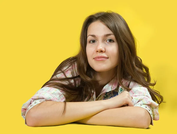 Брюнетка дівчина над жовтий — стокове фото