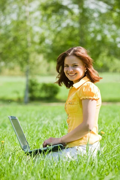 Девушка работает на ноутбуке — стоковое фото