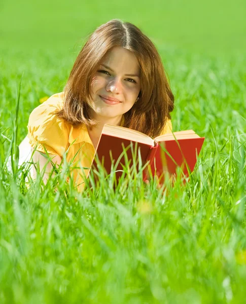Menina livro de leitura na grama — Fotografia de Stock
