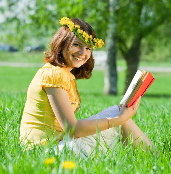 Flickan läsa bok i gräs — Stockfoto