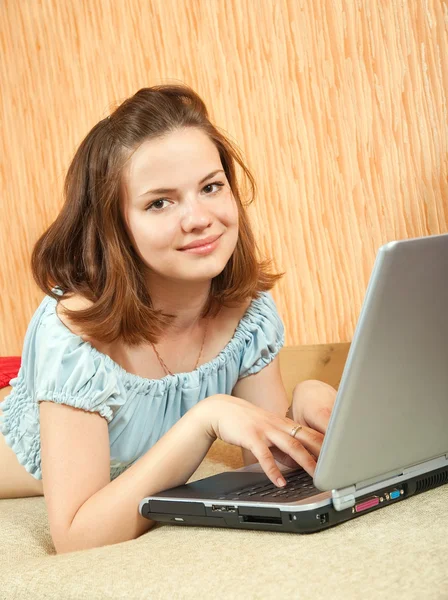 Расслабленная девушка с ноутбуком — стоковое фото