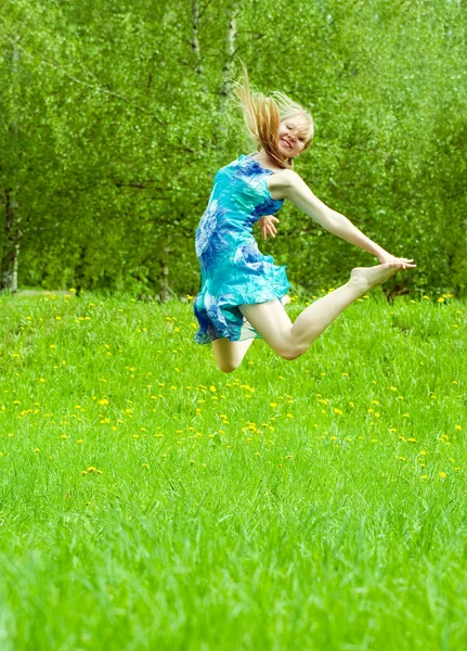 Прыгает длинноволосая девушка — стоковое фото