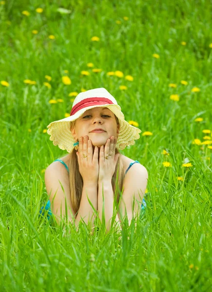 Dziewczyna relaksujący odkryty w trawie — Zdjęcie stockowe