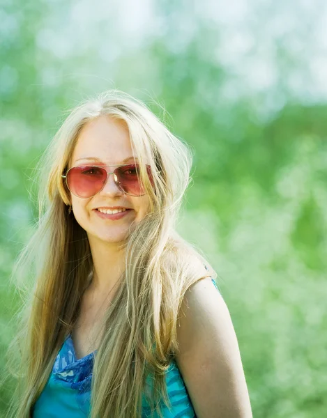 Dlouhé vlasy-dívka, která nosí sluneční brýle — Stock fotografie