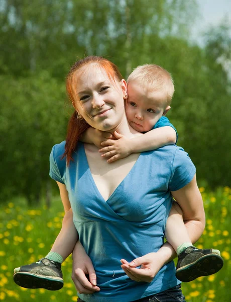 Madre con su hijo —  Fotos de Stock