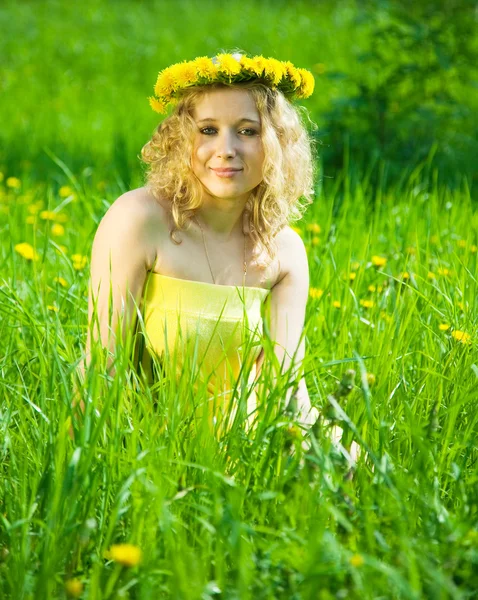 Szőke lány virágfüzér — Stock Fotó
