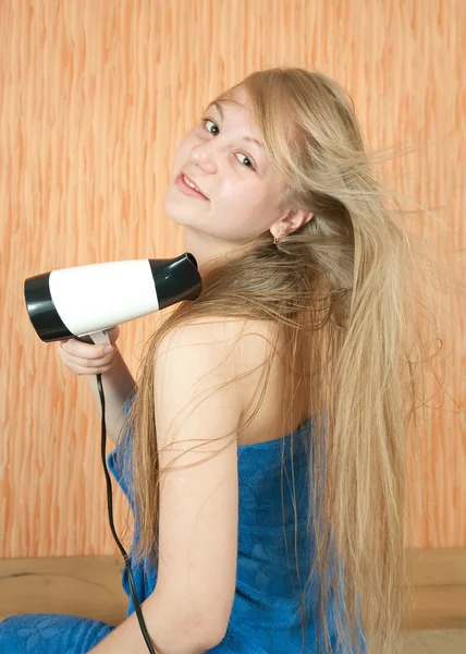 Blonde fille en utilisant sèche-cheveux — Photo