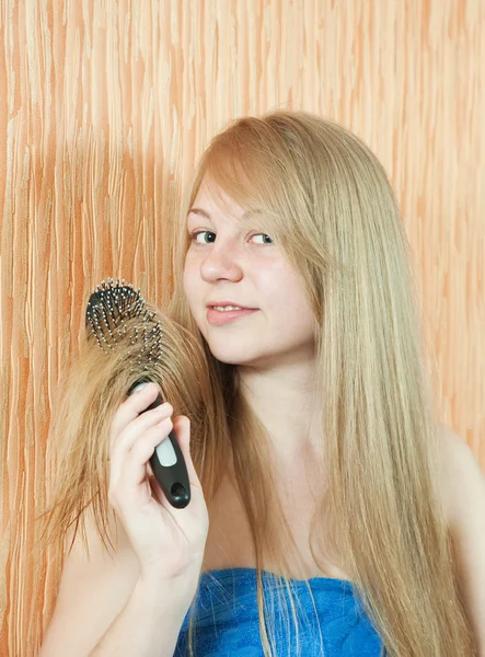 Dziewczyna czesanie jej długie włosy — Zdjęcie stockowe