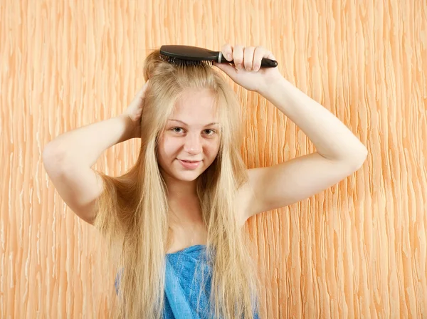女の子彼女の長い髪をとかす — ストック写真