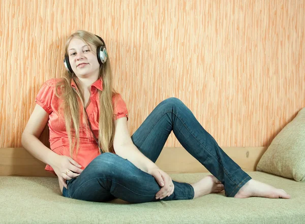 Onnellinen tyttö kuuntelee musiikkia — kuvapankkivalokuva