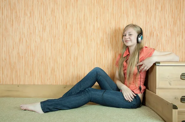 Fröhliches Mädchen hört Musik — Stockfoto