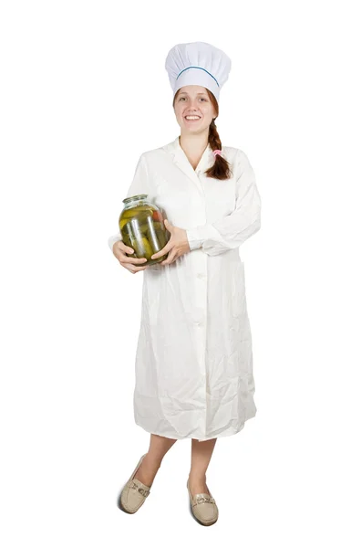 Meisje bedrijf gepekelde komkommers — Stockfoto