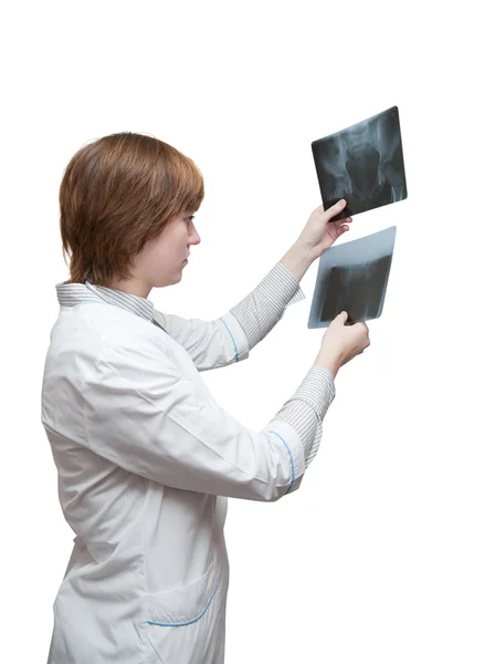 Vrouwelijke arts kijken naar een x-ray — Stockfoto