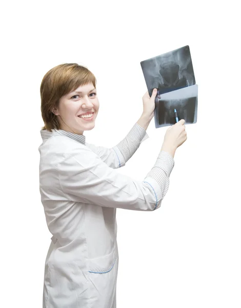 Doktor žena při pohledu na x-ray — Stock fotografie