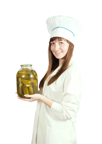 Koken meisje houden gepekelde komkommers — Stockfoto