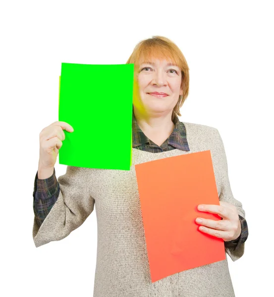 Mujer mayor sosteniendo carteles rojos y verdes vacíos . — Foto de Stock