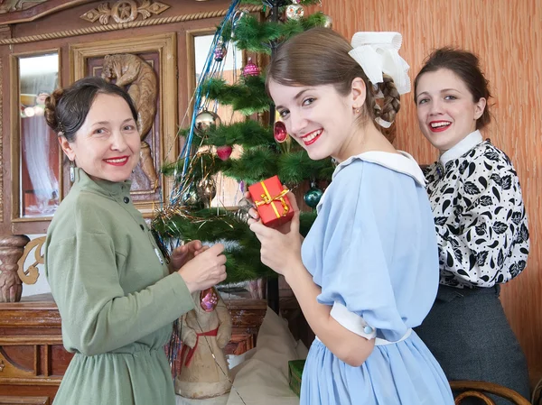Rodina zdobí vánoční stromeček doma — Stock fotografie