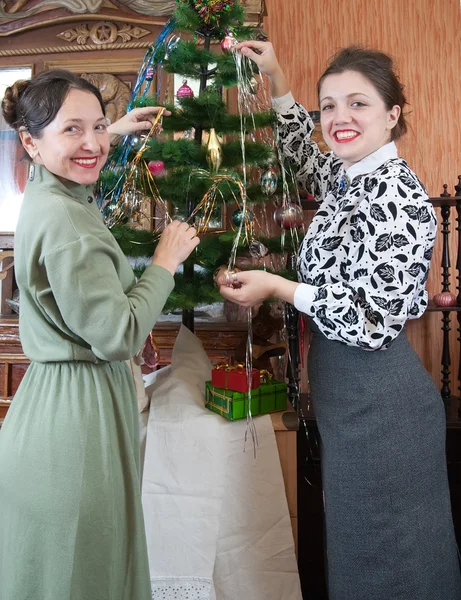 Dwie kobiety dekorowanie choinki — Zdjęcie stockowe