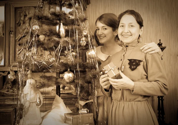 女儿与母亲装饰圣诞树的老式照片 — 图库照片