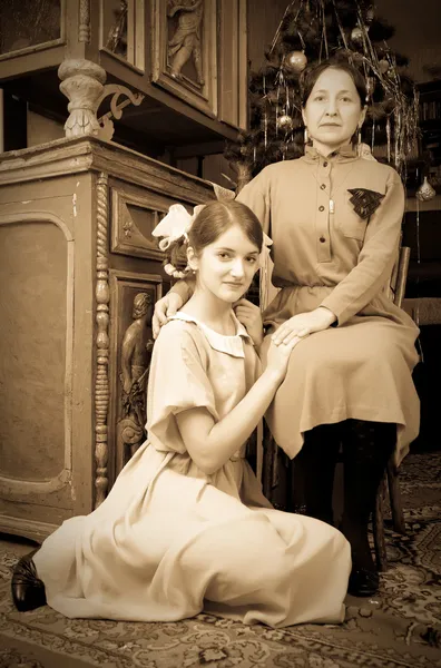 Винтажное фото девочек-подростков с матерью на елке — стоковое фото
