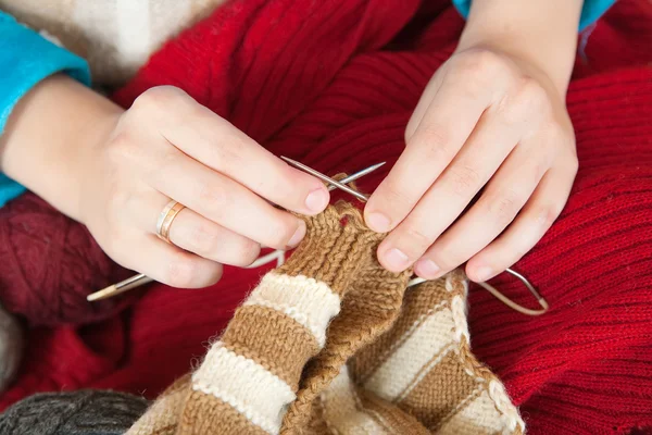Gros plan de tricot mains de femme — Photo