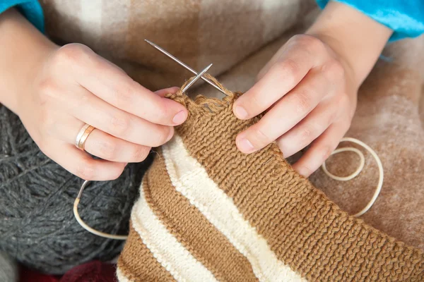 Primo piano delle mani della donna di lavoro a maglia — Foto Stock