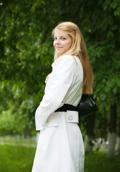 Menina de manto branco de pé ao ar livre — Fotografia de Stock