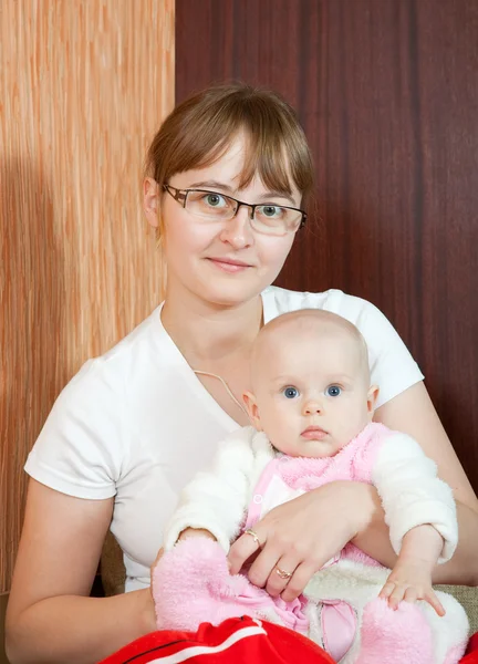 Моутер зі своєю маленькою донькою — стокове фото