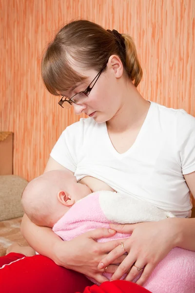 Matka prsu krmení dítěte — Stock fotografie