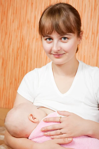 Madre allattamento al seno il suo bambino — Foto Stock