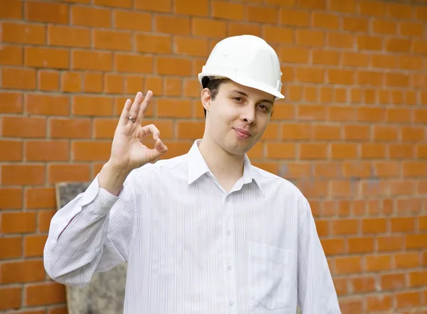 Construtor feliz com ok — Fotografia de Stock