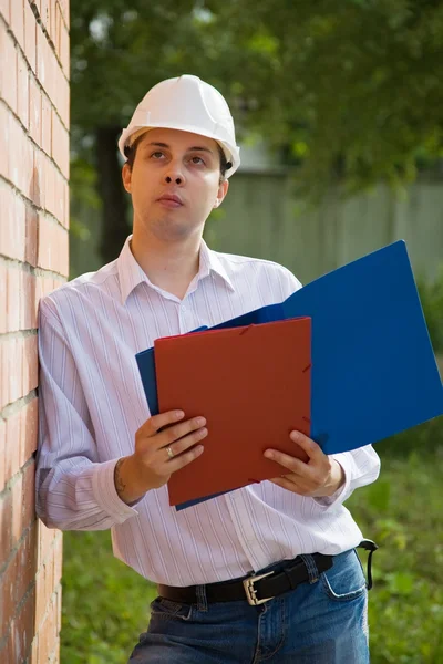 Constructor en casco con documentos — Foto de Stock