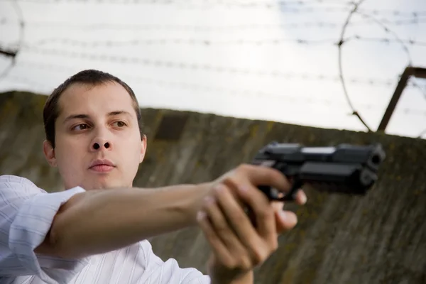 Man gericht een zwarte pistool — Stockfoto