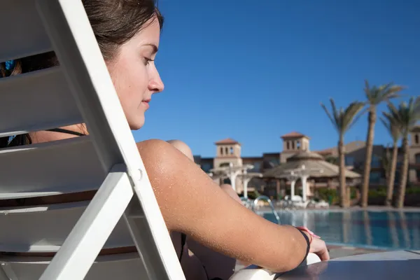 Flicka nära resort pool — Stockfoto