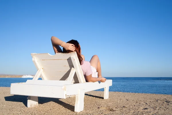 Vrouw aan het strand resort — Stockfoto
