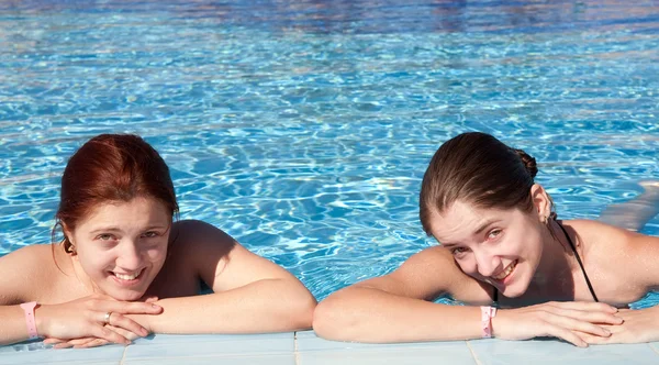 Two young girls in swimming pool — Stock Photo, Image
