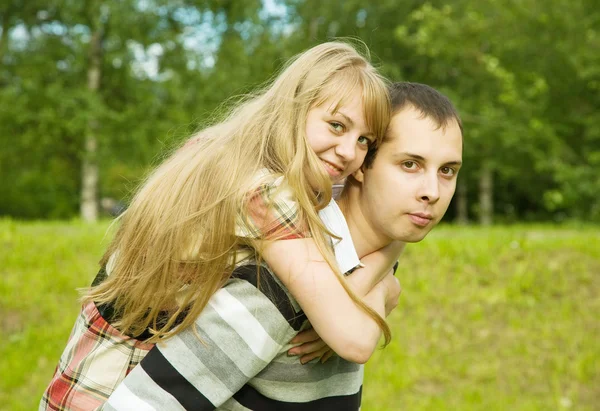 Menina abraçando namorado bonito — Fotografia de Stock