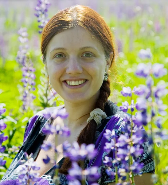 紫色の野生のルピナスの工場で女性 — ストック写真