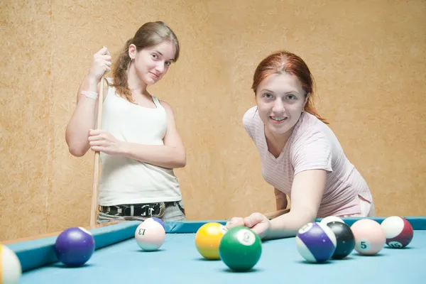 Mladé ženy hrají kulečník — Stock fotografie