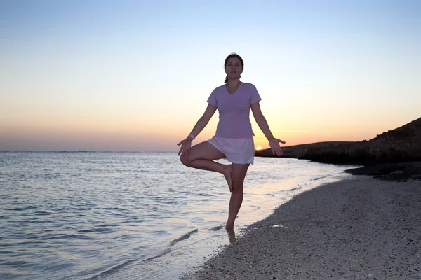 Lány jóga ellen naplemente — Stock Fotó