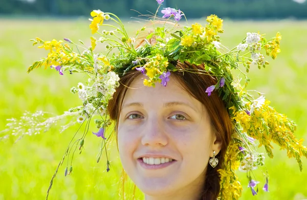 Chica en flores chaplet —  Fotos de Stock