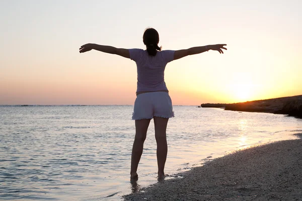 Ragazza che fa yoga contro il tramonto — Foto Stock