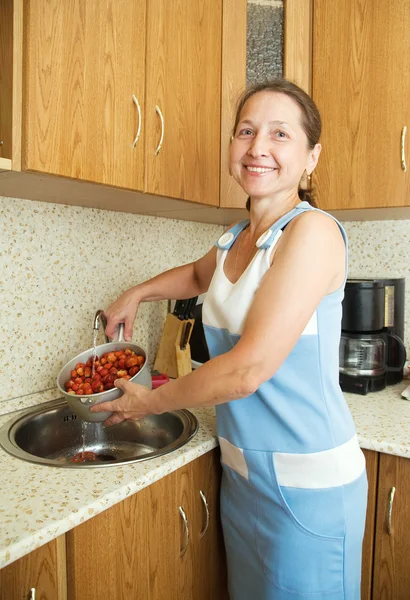 Kobieta mycia truskawka — Zdjęcie stockowe